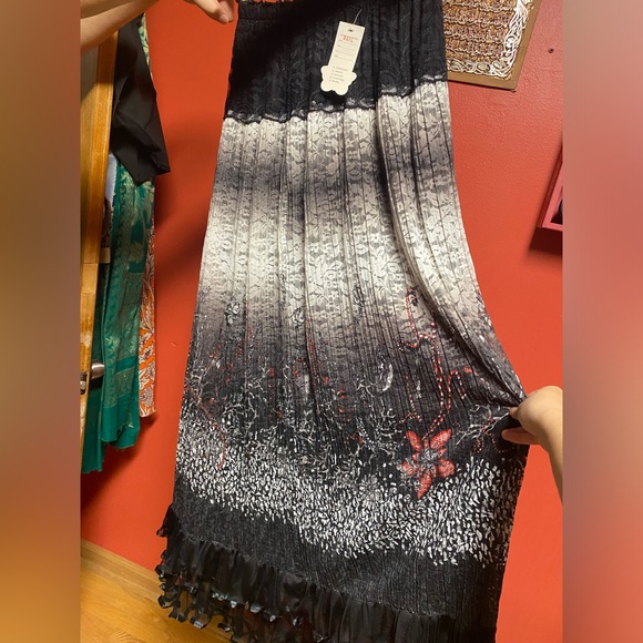 Black Lined Pleated Stretch Skirt S-M - Picture 3 of 8